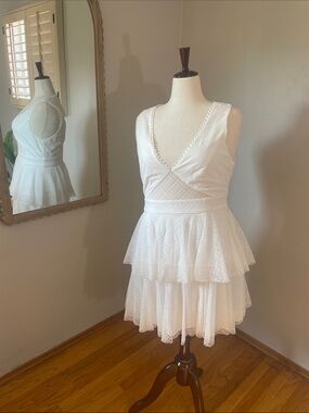 Zac Posen White Tiered V‑Neck Cocktail Dress